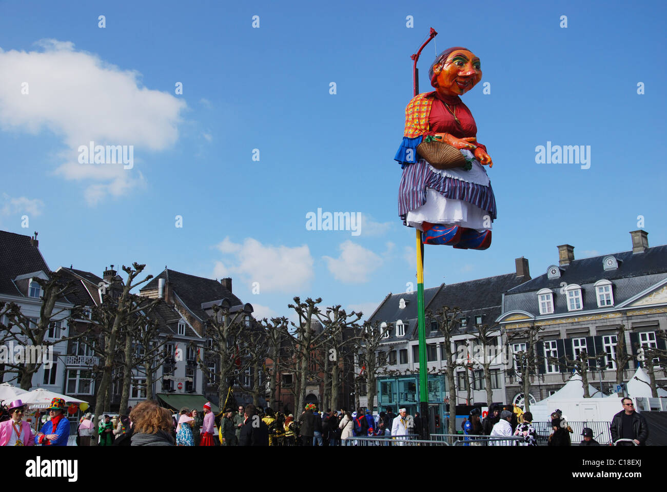 Mooswief sur un poteau, symbole traditionnel de carnaval Maastricht Pays-Bas Banque D'Images