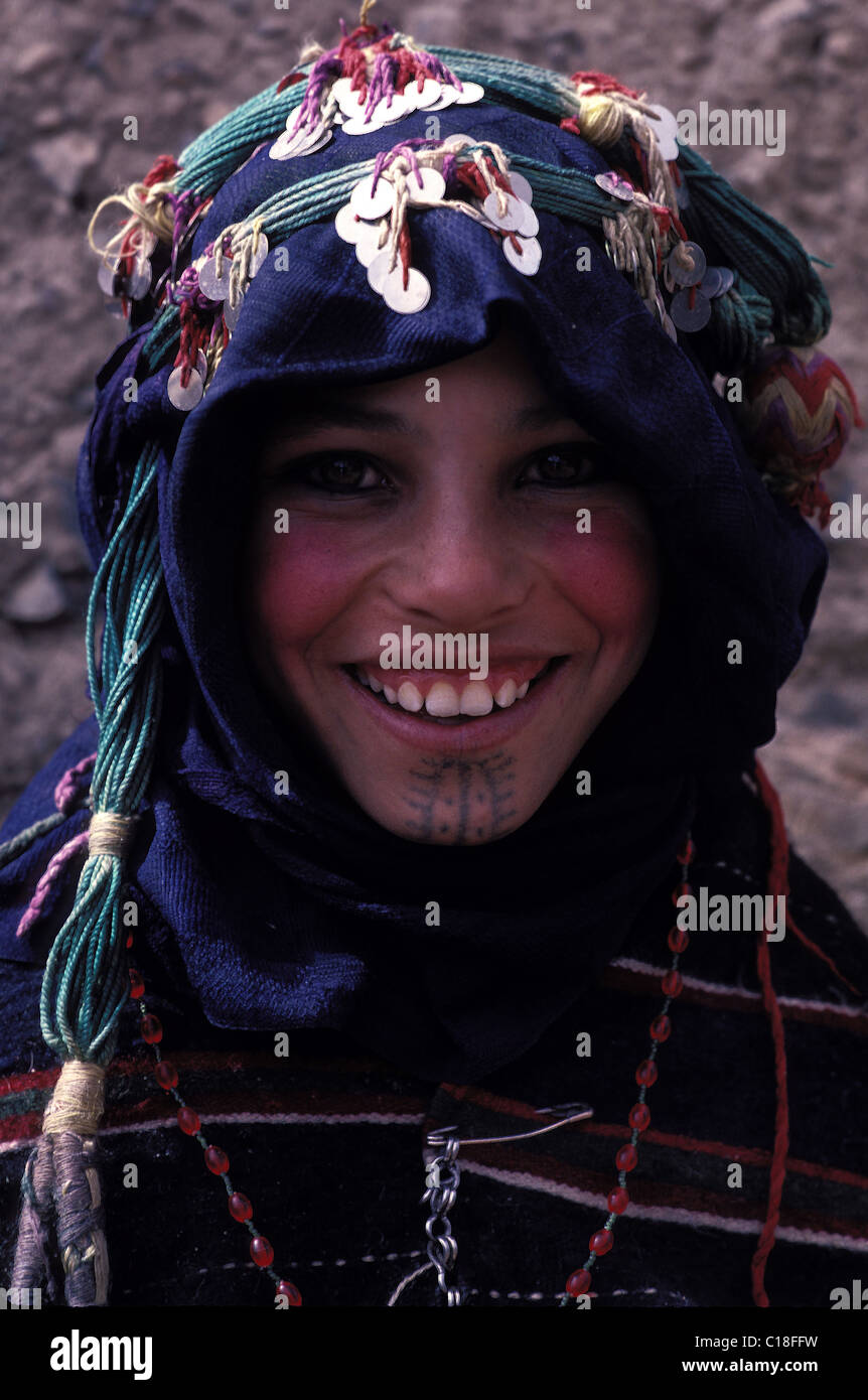 Le Maroc, le Haut Atlas, Imilchil, jeune fille berbère des Aït Haddidou durant tribu Moussem de mariage (festival) Banque D'Images