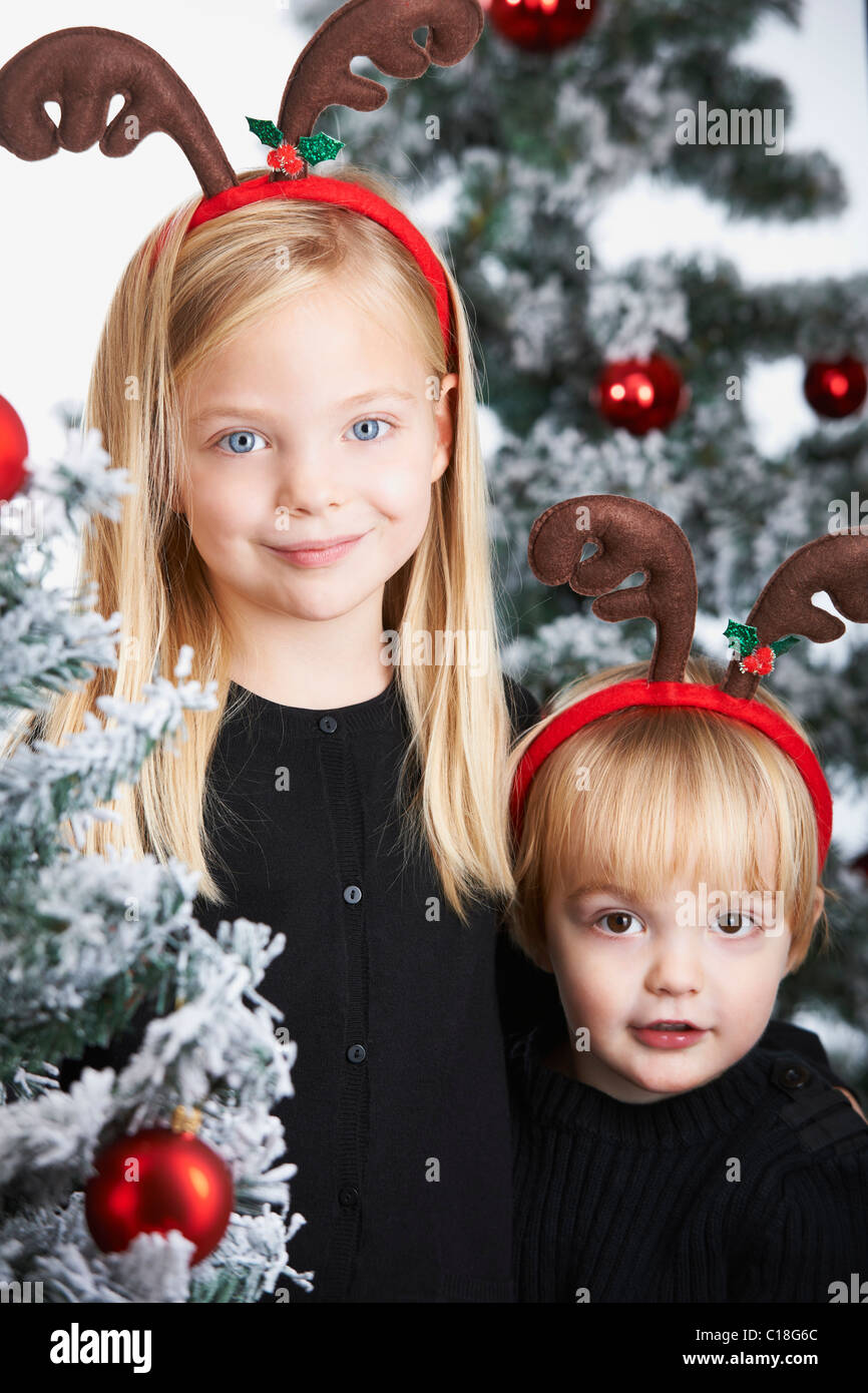 Frère et sœur par l'arbre de Noël Banque D'Images