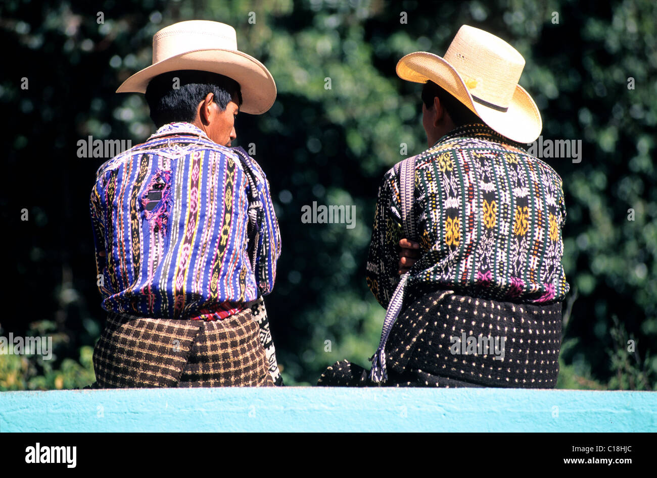 Guatemala, Solola, hommes en vêtements traditionnels indiens sur le marché  (zone Lac Atitlan Photo Stock - Alamy