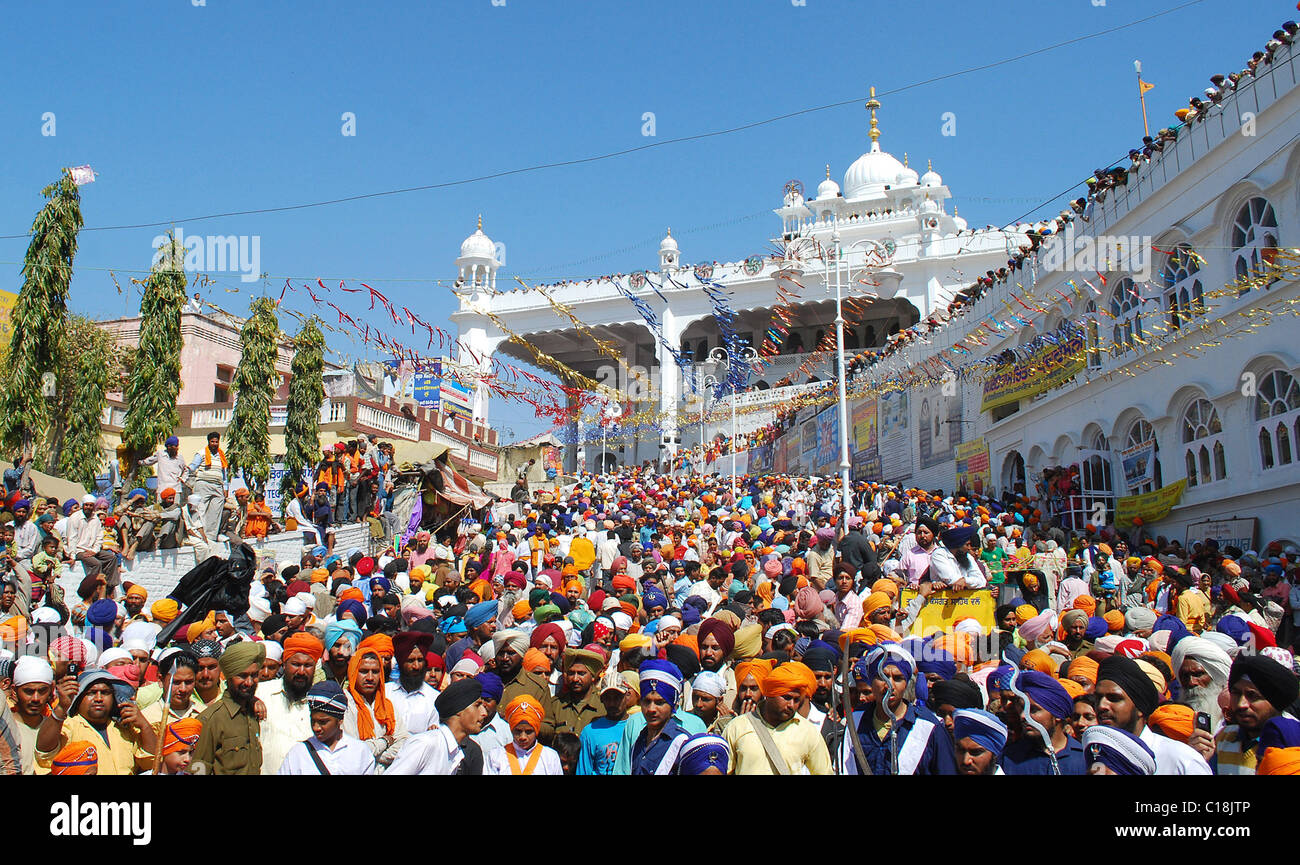 Les Sikhs se rassembler à Anandpur Sahib, l'Inde, au cours de la célébration de Hola Road, cadre du festival d'Nihangs, tenu au cours de la Banque D'Images