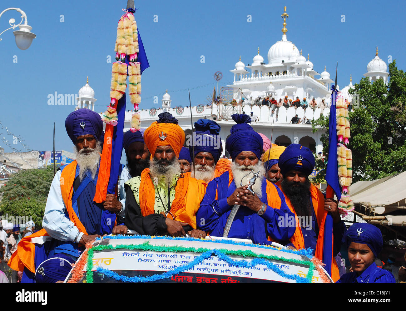 Les Sikhs se rassembler à Anandpur Sahib, l'Inde, au cours de la célébration de Hola Road, cadre du festival d'Nihangs, tenu au cours de la Banque D'Images