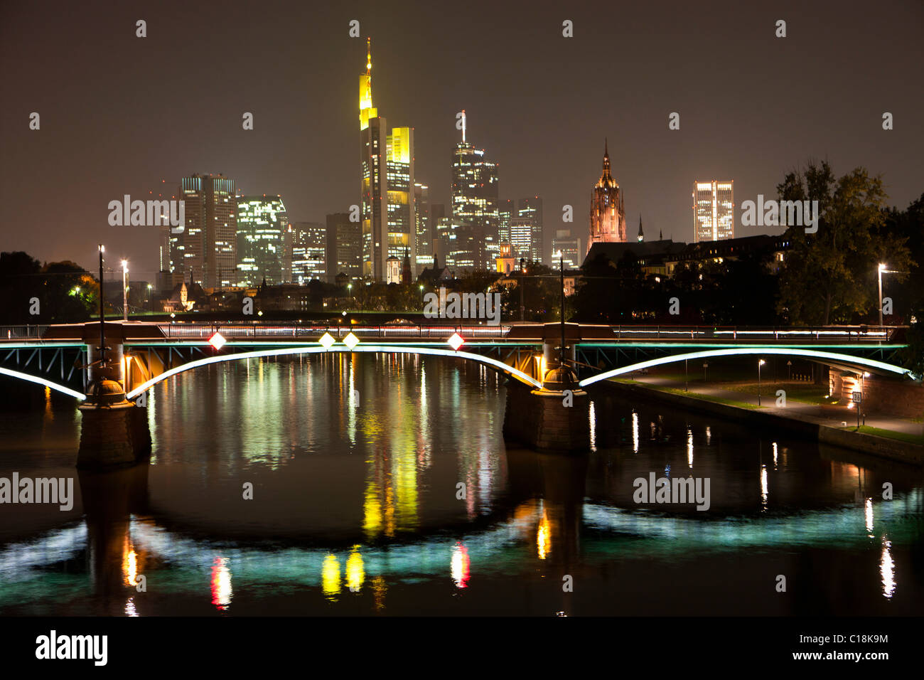 Frankfurt City skyline by night Banque D'Images