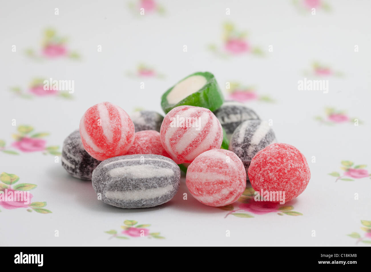 Mélange d'hiver les sucreries et bonbons sur un papier fond photographié dans un studio Banque D'Images