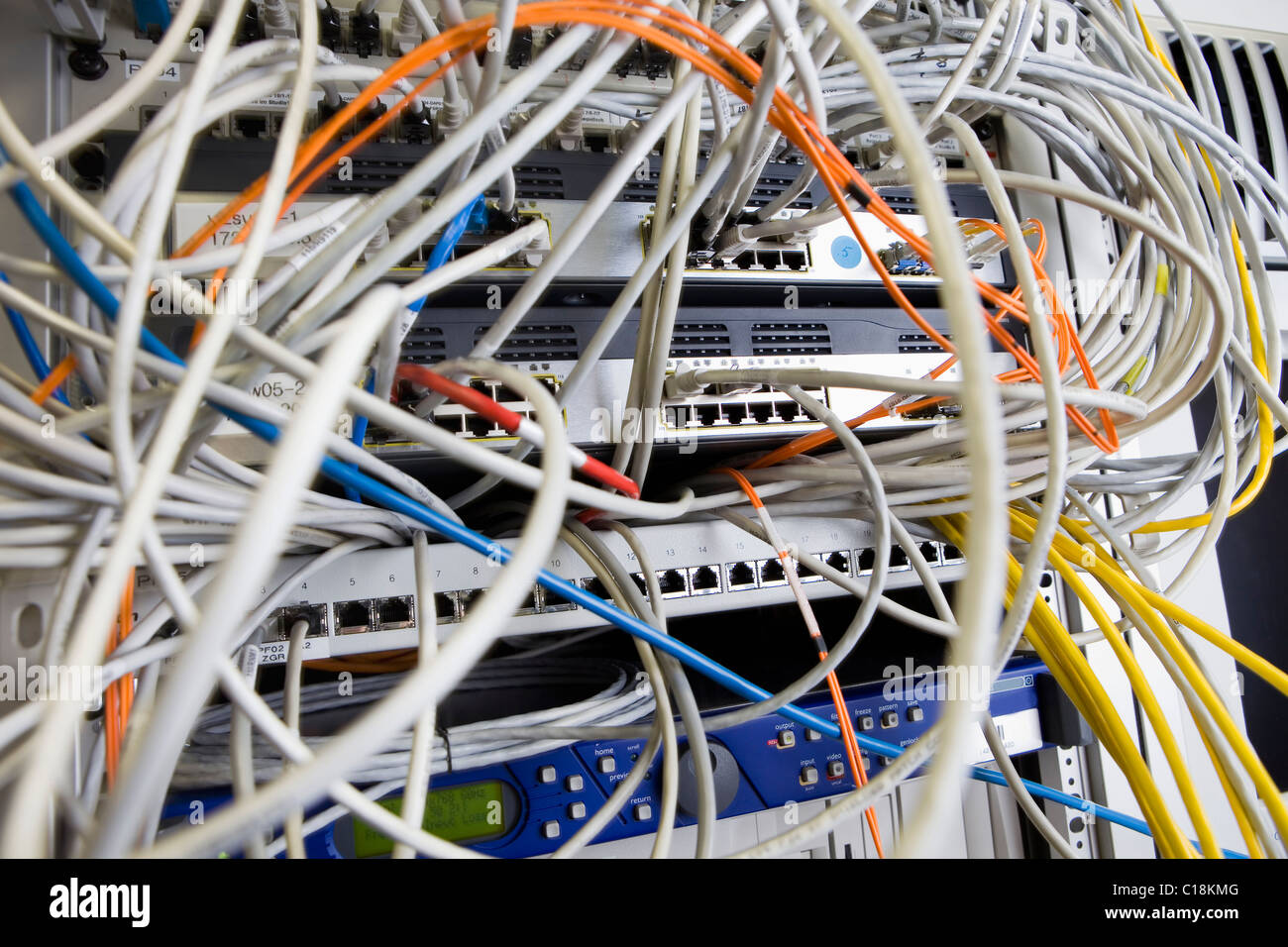 Câbles réseau dans une salle serveur Banque D'Images