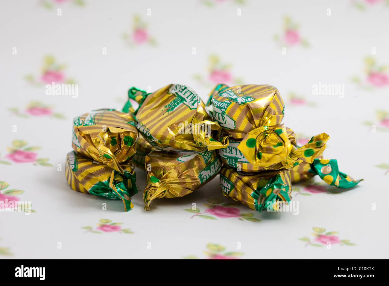 Banana split éclairs de sucreries et bonbons sur un papier fond photographié dans un studio Banque D'Images