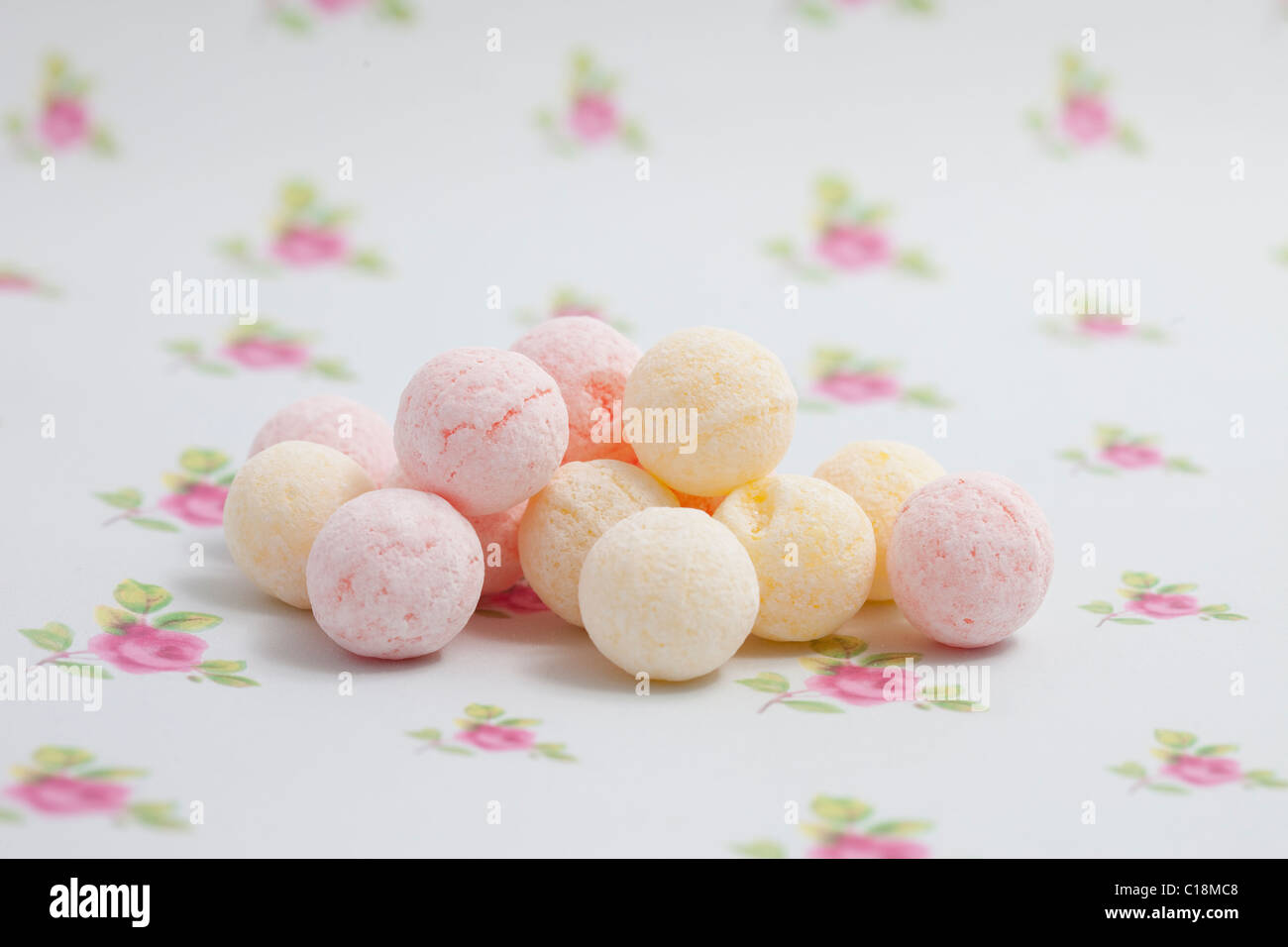 Fizz citron orange les sucreries et bonbons boules sur un papier fond photographié dans un studio Banque D'Images