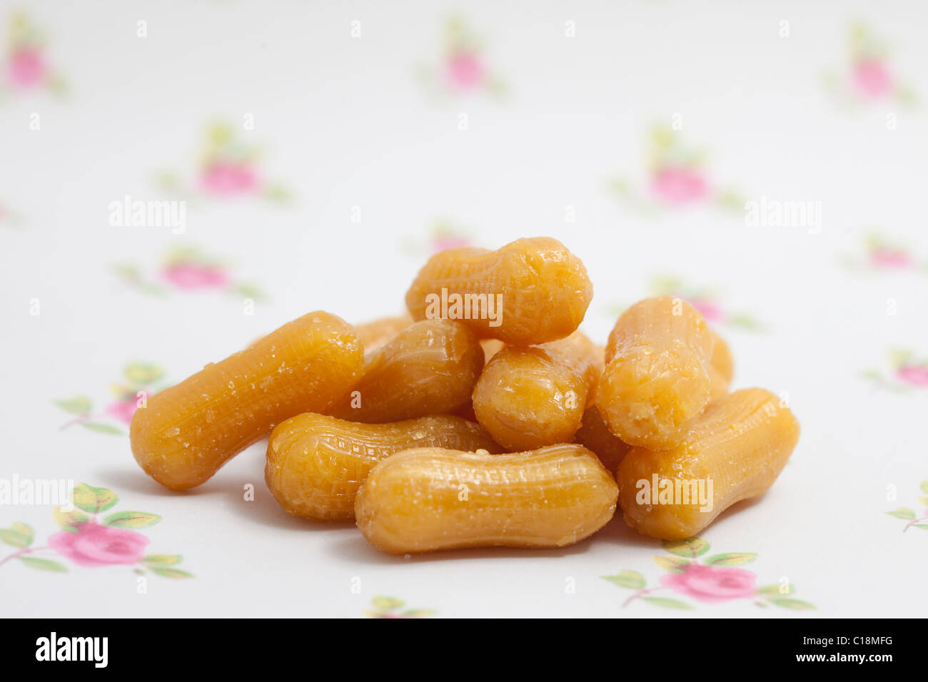 Arachides sucrées des sucreries et des bonbons sur un papier fond photographié dans un studio Banque D'Images
