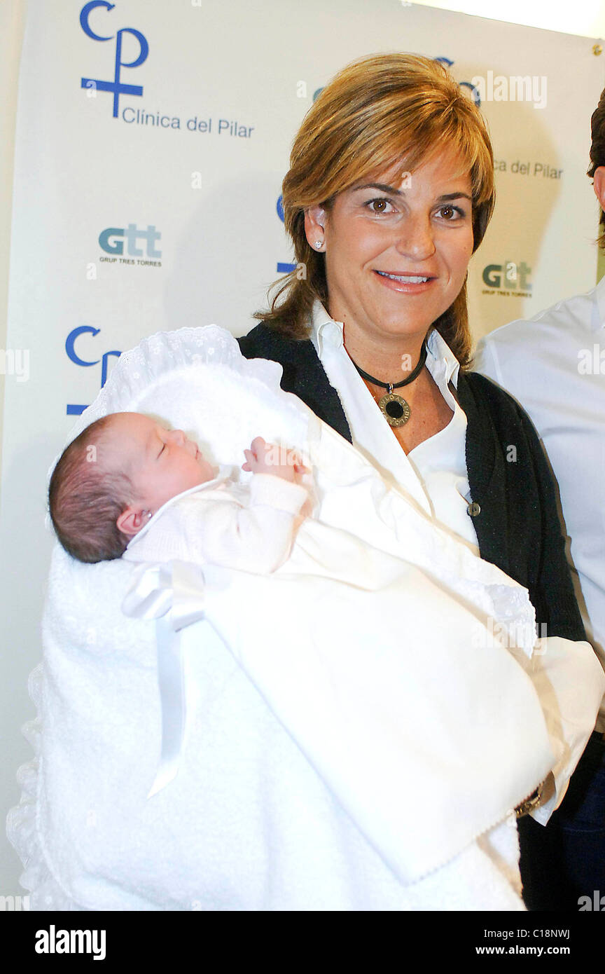 Arantxa Sanchez Vicario et fille Arantxa Sanchez Vicario et son mari Josep  Santacana introduire leur premier enfant à la Photo Stock - Alamy