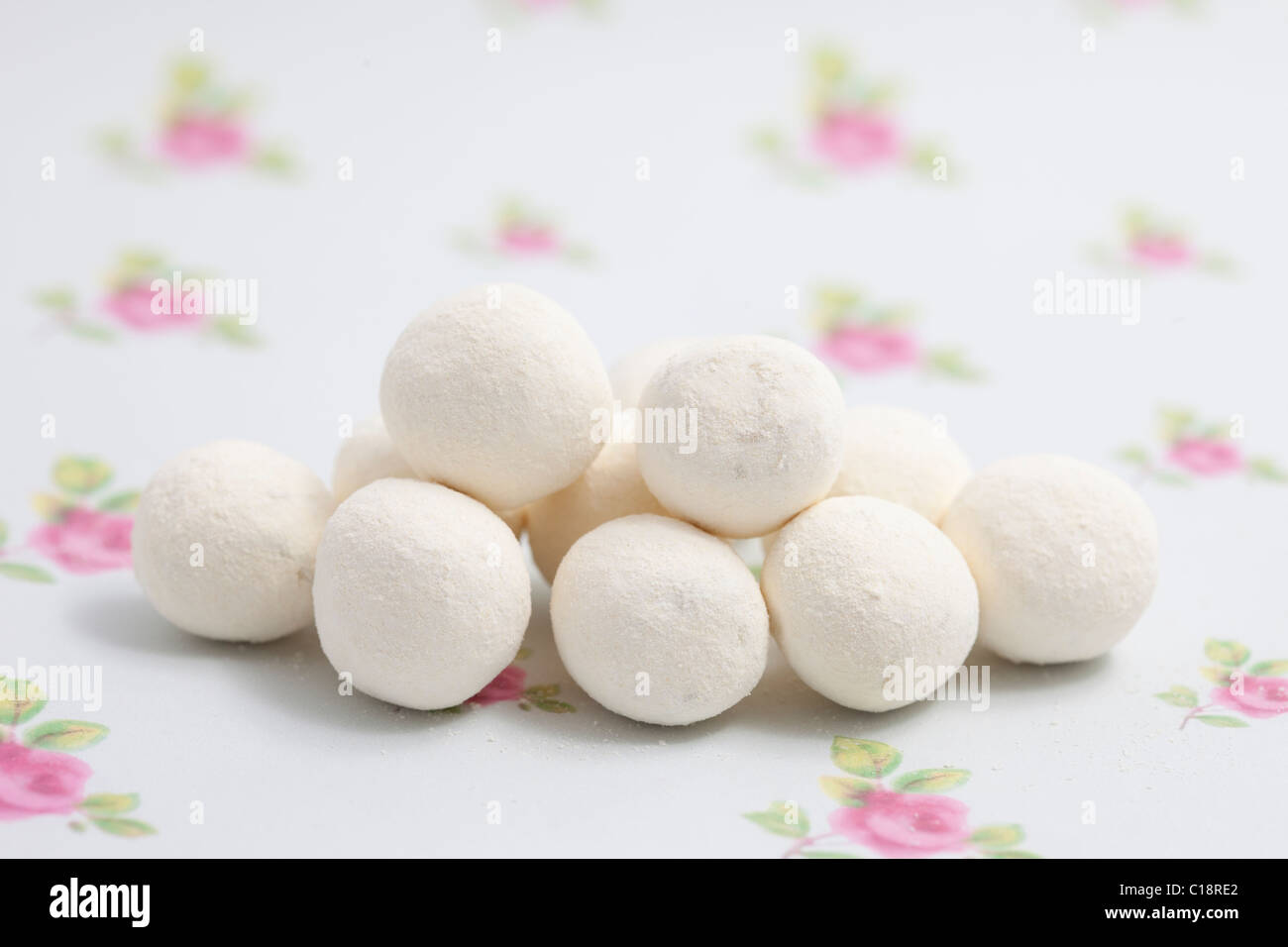 Bonbons bonbons au citron et des bonbons sur un papier fond photographié dans un studio Banque D'Images