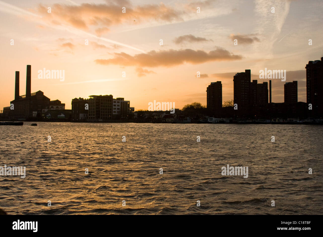 Londres, Royaume-Uni, coucher de soleil le long de la Tamise Banque D'Images
