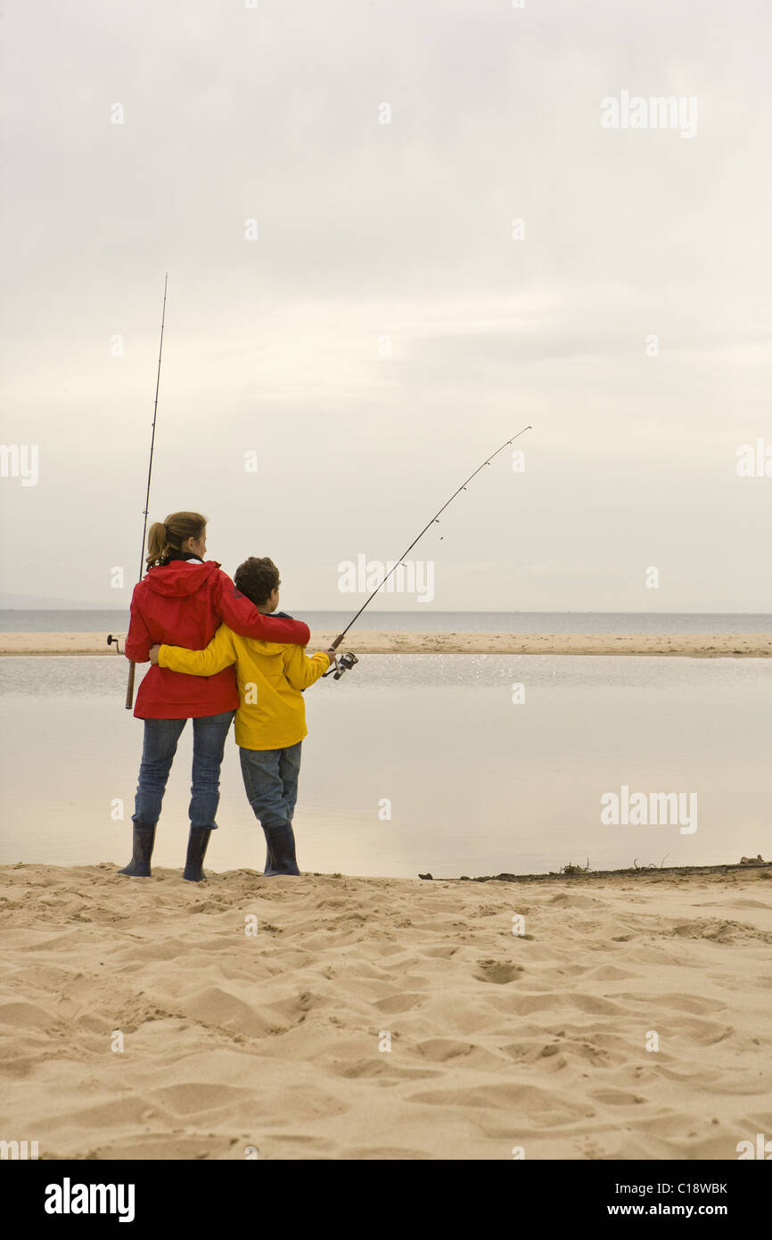 Mère et fils à pêche beach Banque D'Images