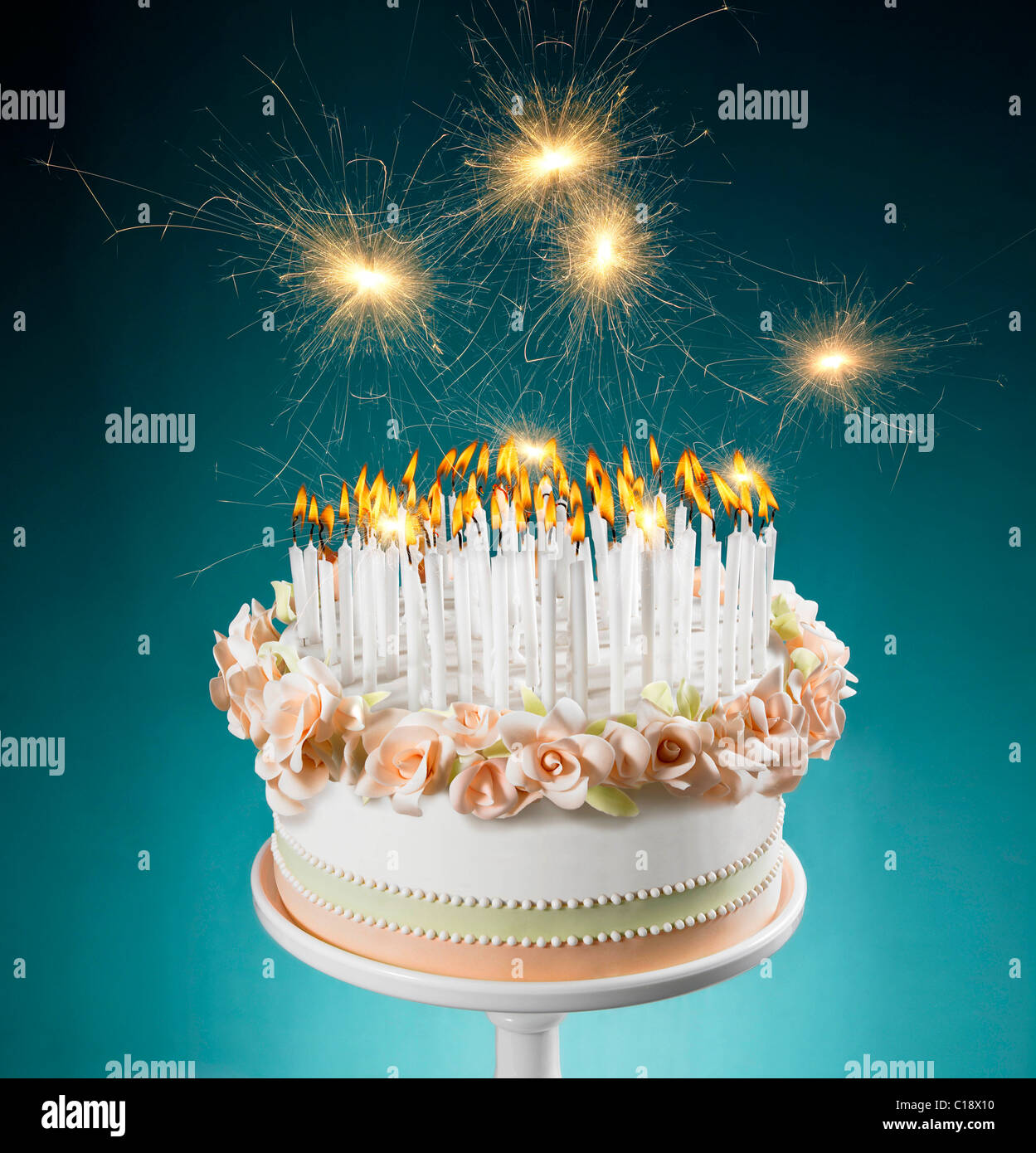 Gâteau d'anniversaire avec plein de bougies allumées Banque D'Images