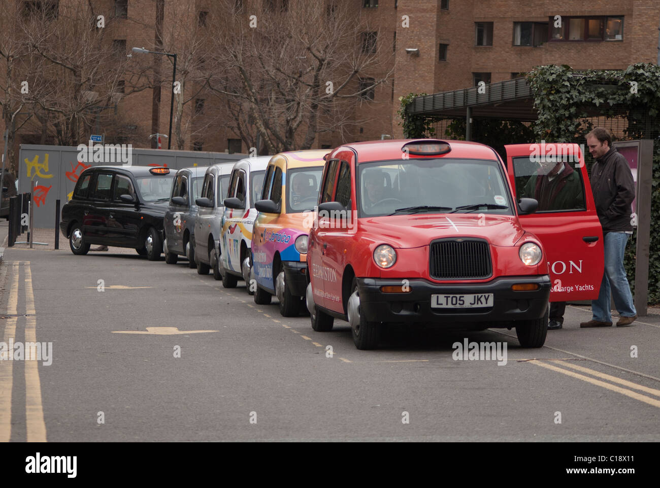 Londres des taxis qui attendent de prendre des passagers. Banque D'Images