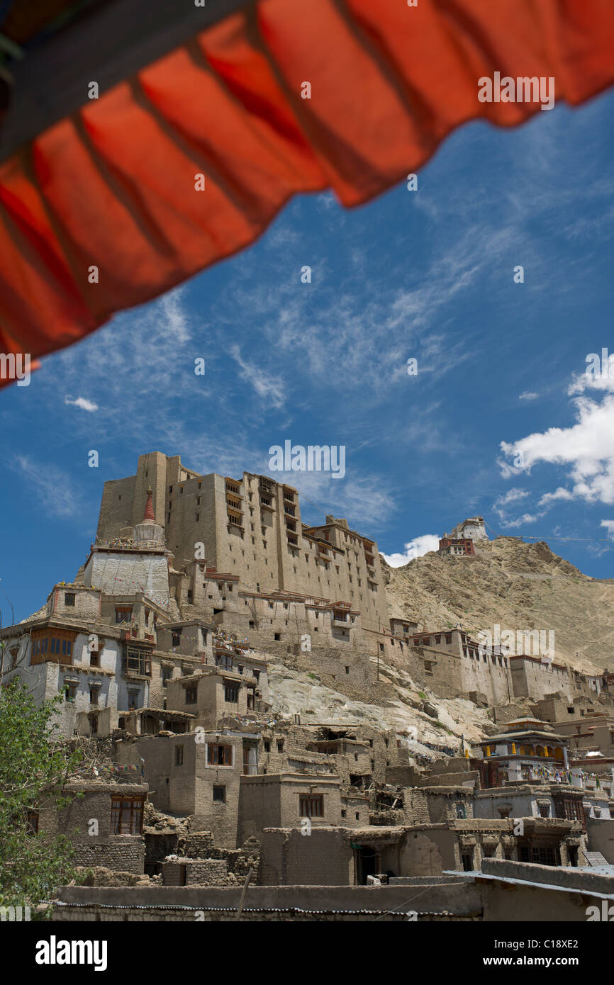 Leh Palace dominant la vieille ville, avec le Namgyal Tsemo Gompa derrière, Leh, Ladakh (Jammu-et-Cachemire), Inde Banque D'Images