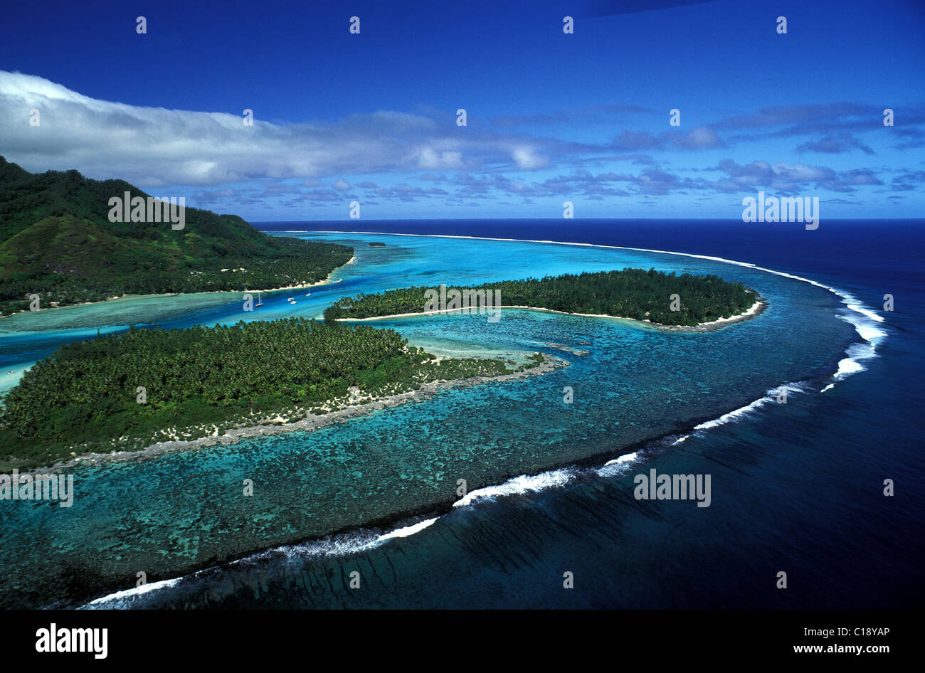 La France, la Polynésie française, l'île de Moorea, le lagon, la barrière de corail et deux Motu (vue aérienne) Banque D'Images