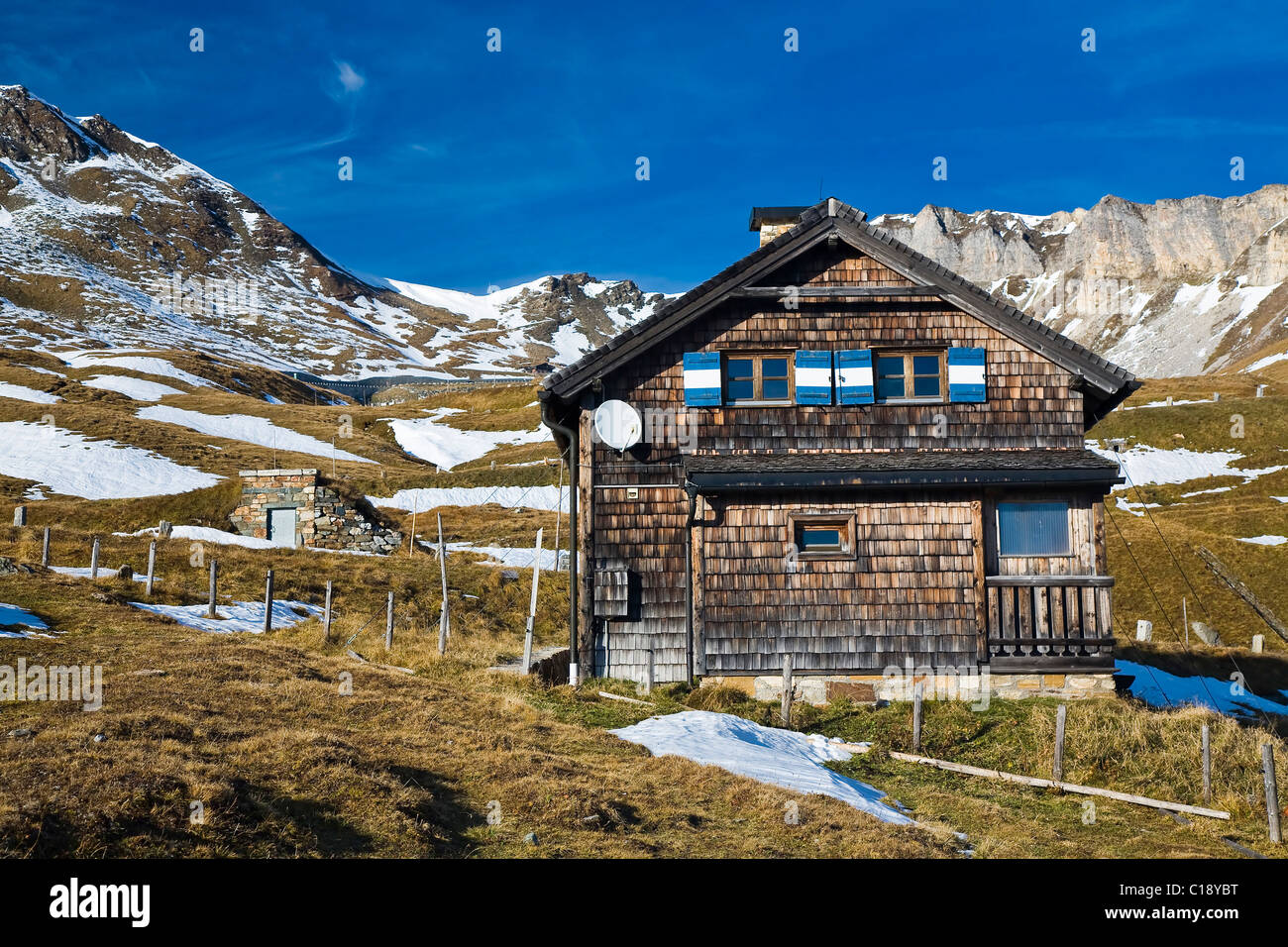 Ancienne maison rurale par la Haute Route alpine du Grossglockner, le Parc National du Hohe Tauern, Carinthie, Autriche, Europe Banque D'Images