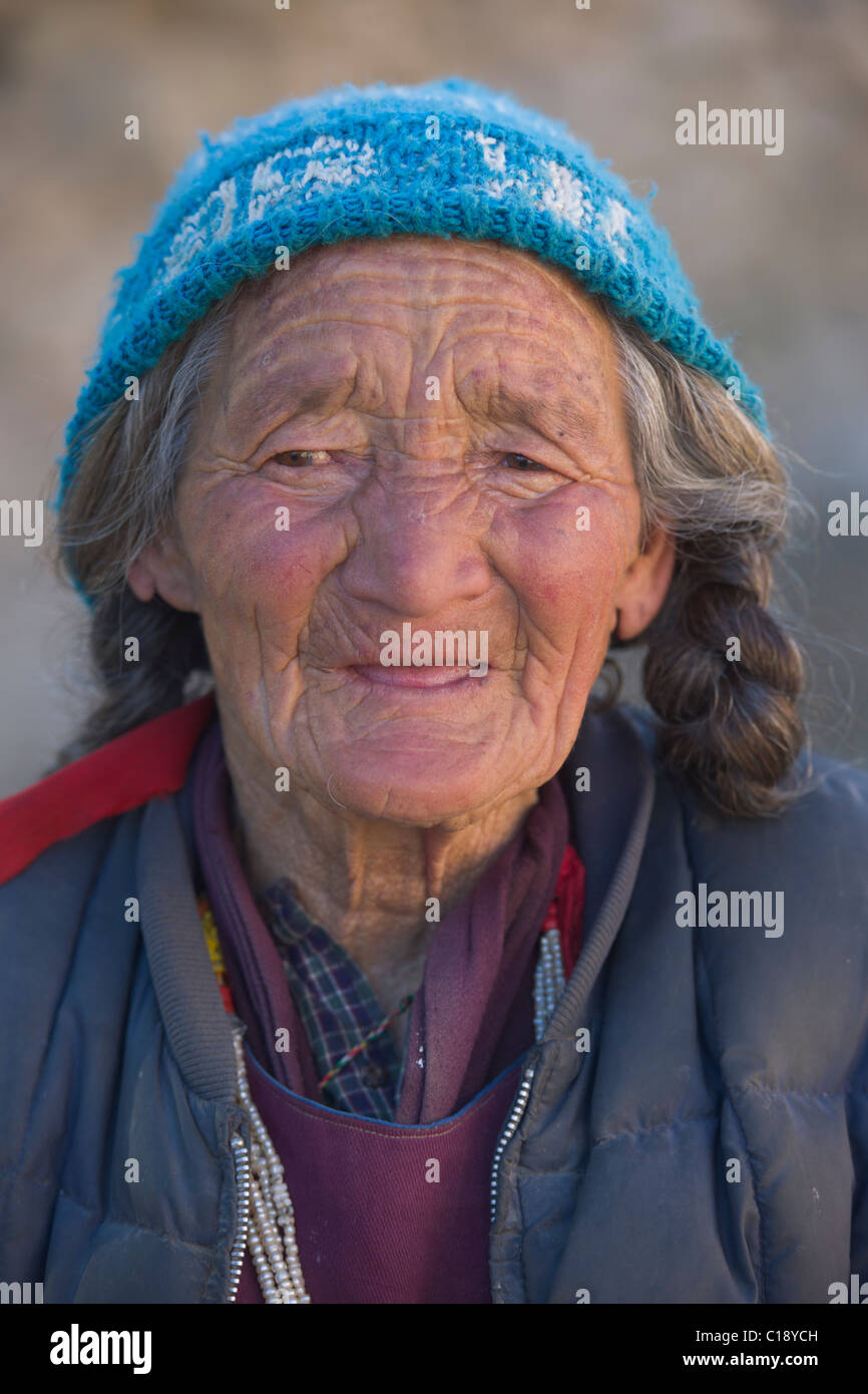 Femme âgée pilgrim à Likir Gompa, (Ladakh) Jammu-et-Cachemire, l'Inde Banque D'Images