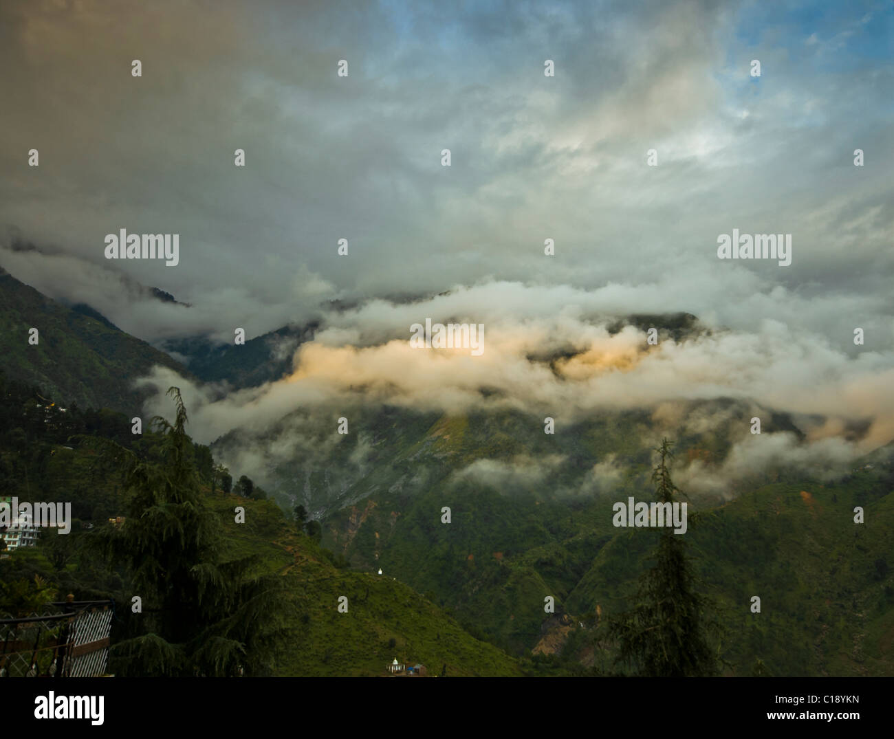 La lumière du soleil tombe sur un nuage couvert de montagnes de l'himalaya Banque D'Images