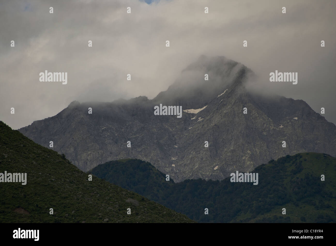 Les nuages entourent une chaîne de montagnes de l'Himalaya, vu de Dharamsala Banque D'Images