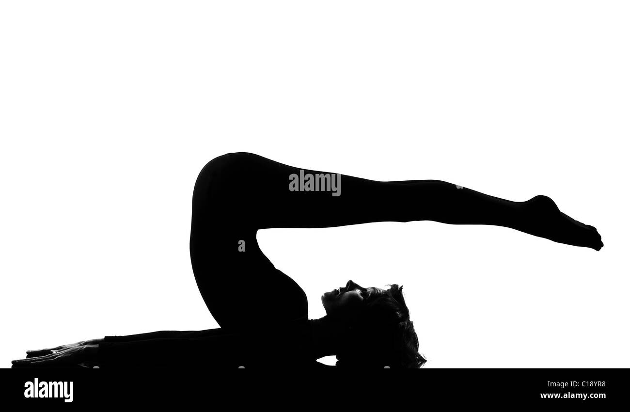 Halasana femme yoga posture de l'épaule se posent dans la silhouette sur fond blanc studio pleine longueur Banque D'Images