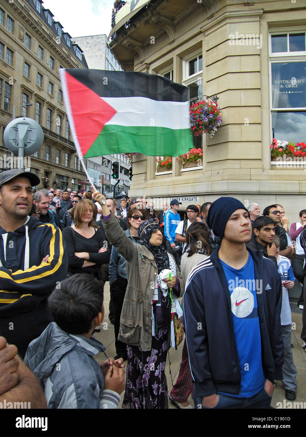 Les manifestants musulmans pakistanais et de la Ligue de défense anglaise (EDL) à Bradford. Banque D'Images
