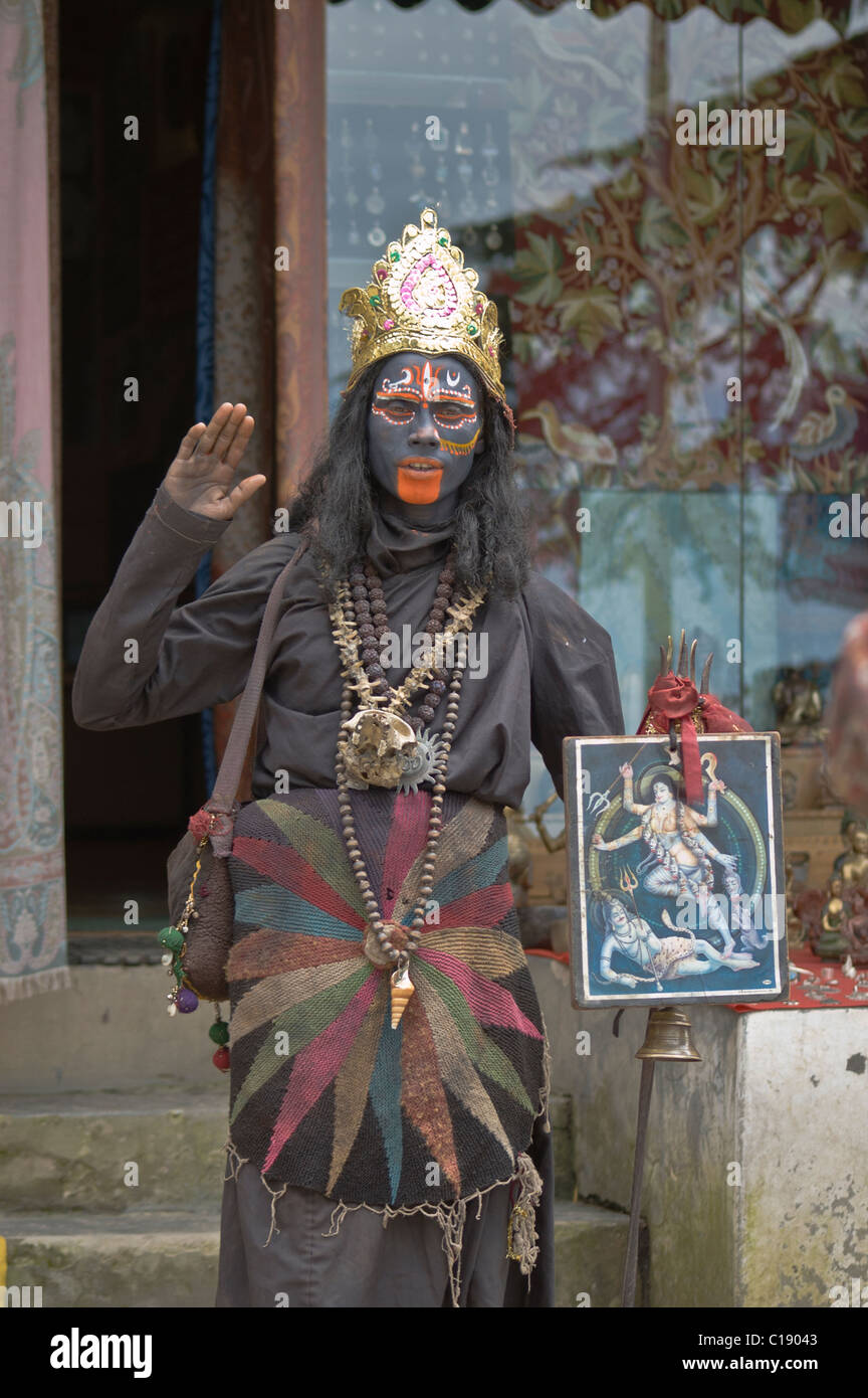 Un saint homme hindou donne à Dharamsala une salutation Banque D'Images