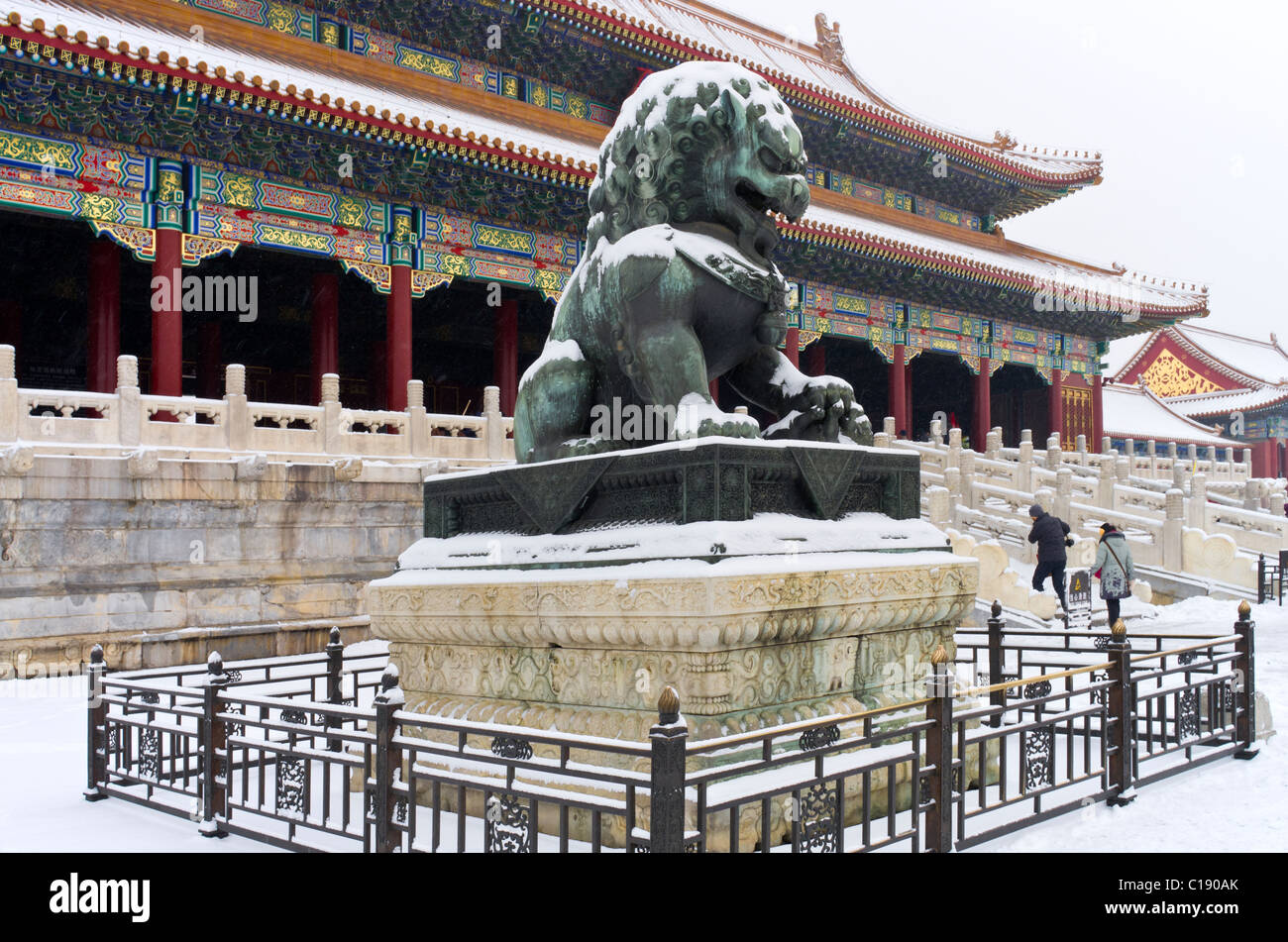 Lion de bronze devant la salle de l'harmonie suprême. La Cité Interdite en hiver. Beijing. Chine Banque D'Images