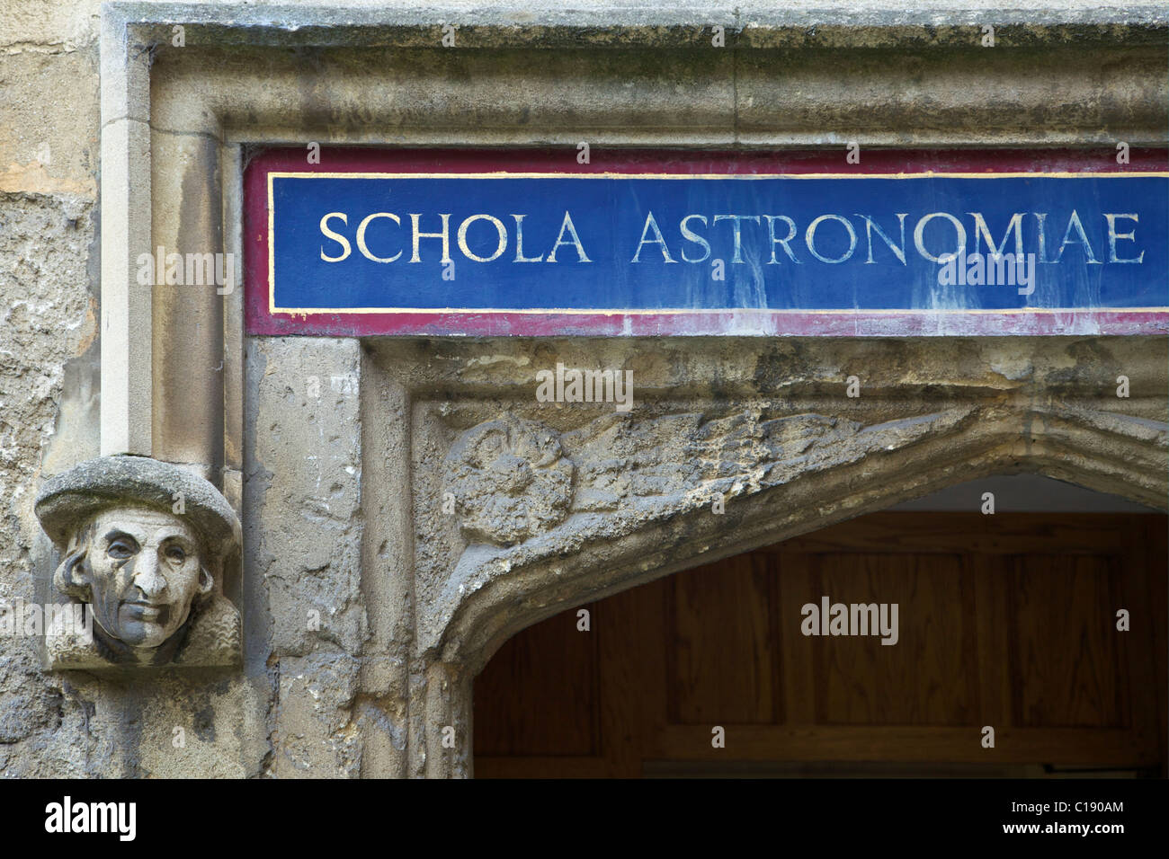 Signe au-dessus de entrée de Schola Astronomiae, écoles Quadrangle, Bodleian Library, University of Oxford, Oxford, Oxfordshire, Banque D'Images