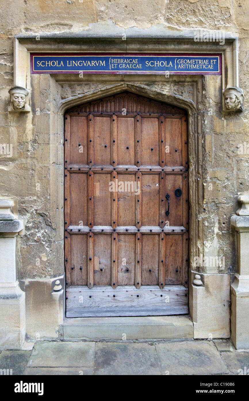 Porte de Schola Linguarum Hebraicae et Graecae, Schola Geometriae et Arithmeticae, écoles Quadrangle, Bodleian Library à Oxford Banque D'Images