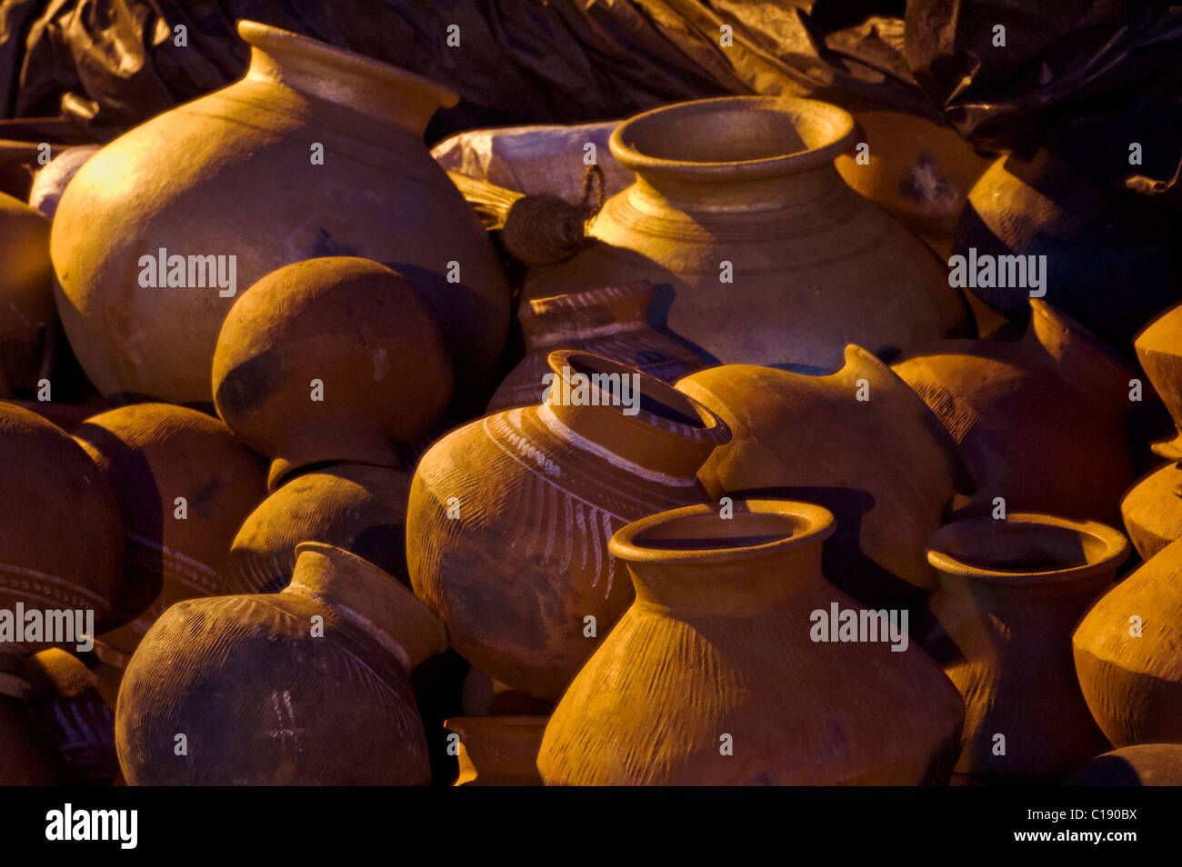 Des pots d'argile pour vendre à un décrochage de nuit à Goa. Banque D'Images