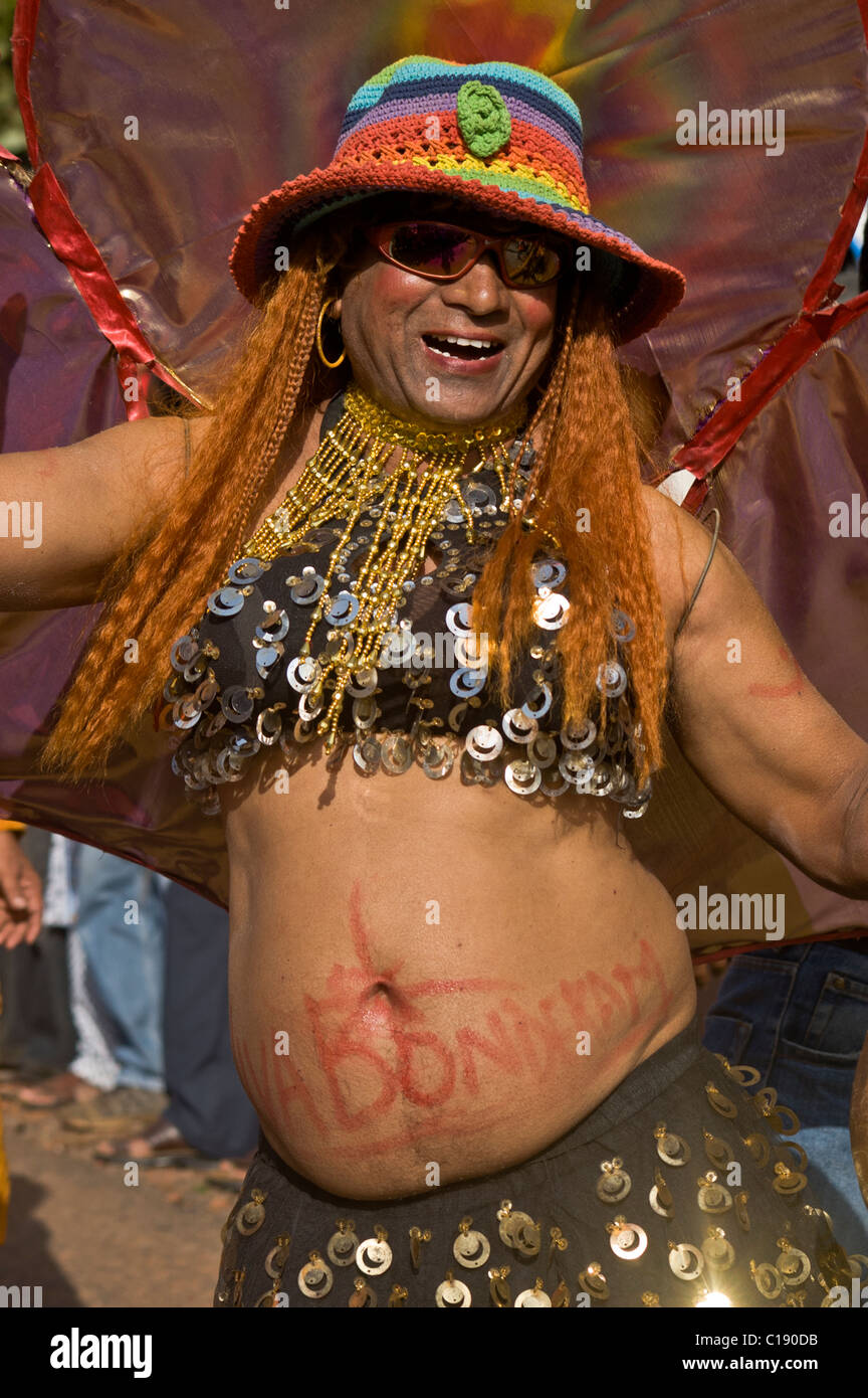 L'homme en robe à Bonderam célébrations, Goa. Banque D'Images