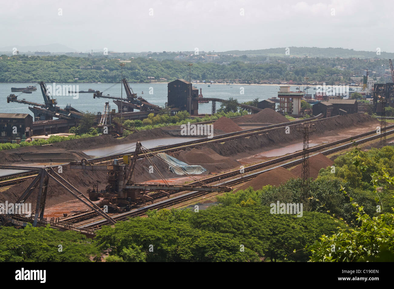 Industrie minière à Goa. Le minerai de fer en cours de traitement. Banque D'Images