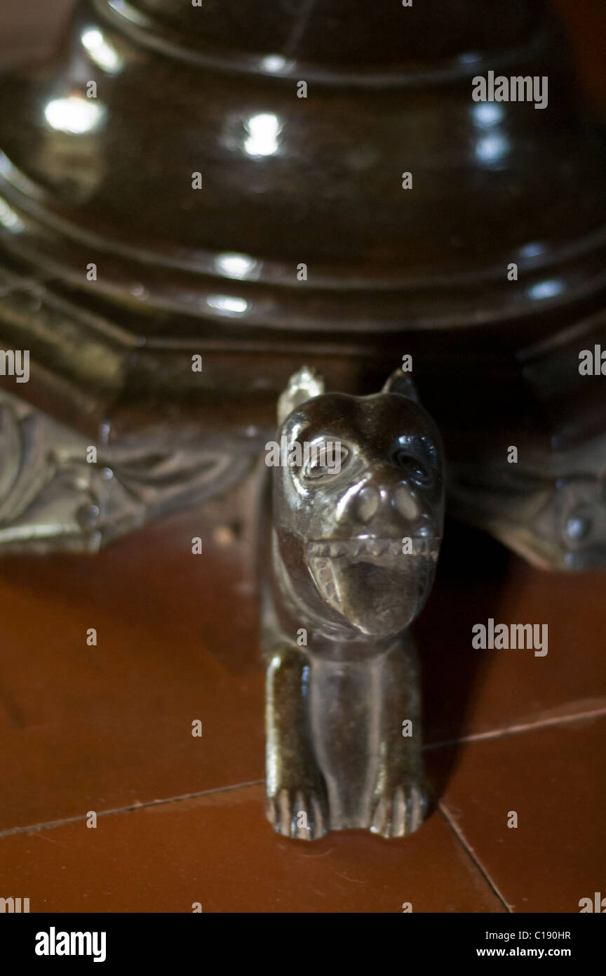 Détail sur la jambe d'une antique table de Goa Banque D'Images