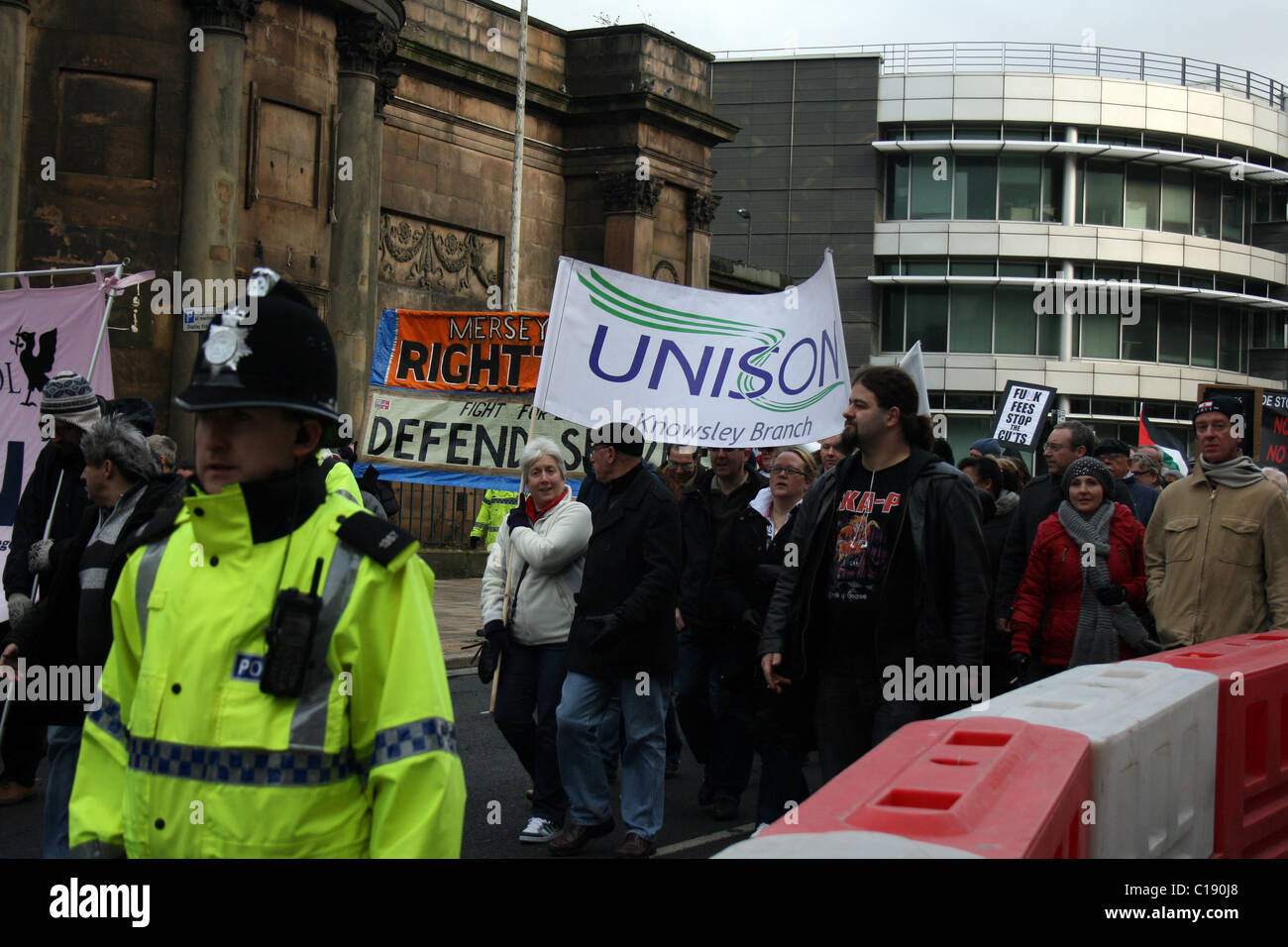 Les protestataires contre les coupes gouvernementales mars 11/12/2010 à Liverpool Banque D'Images