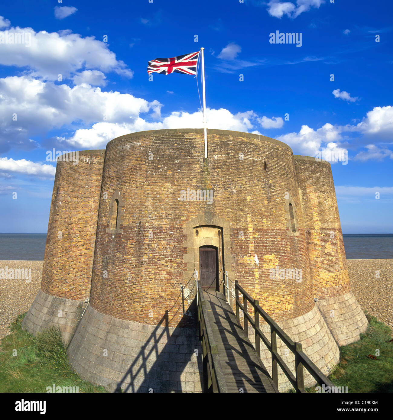 Historique Martello Tower Building & Footbridge Union Jack drapeau plage de galets au-delà de l'horizon de la mer du Nord Aldeburgh Suffolk côte est Anglia Angleterre Royaume-Uni Banque D'Images