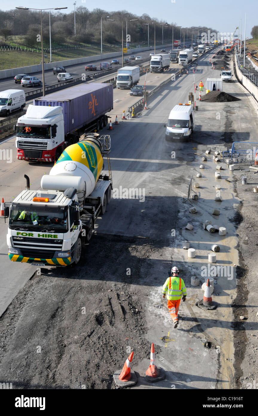 Vue de dessus trafic & prêt mélange béton malaxeur camion de génie civil chantier d'élargissement de la route travaux de construction autoroute M25 Essex Angleterre Royaume-Uni Banque D'Images