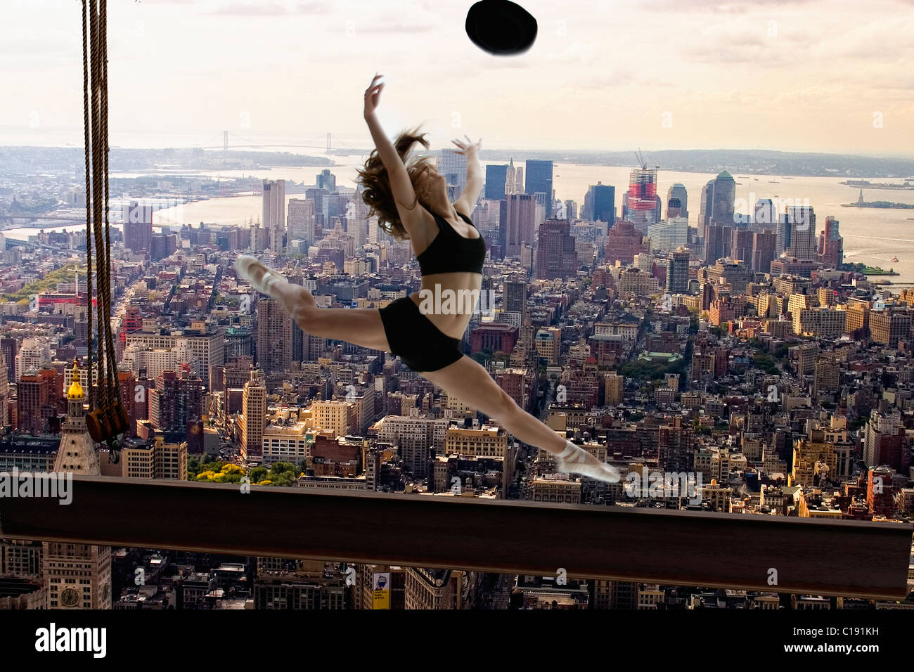 Danseur sur une poutre en I au-dessus de New York City Banque D'Images