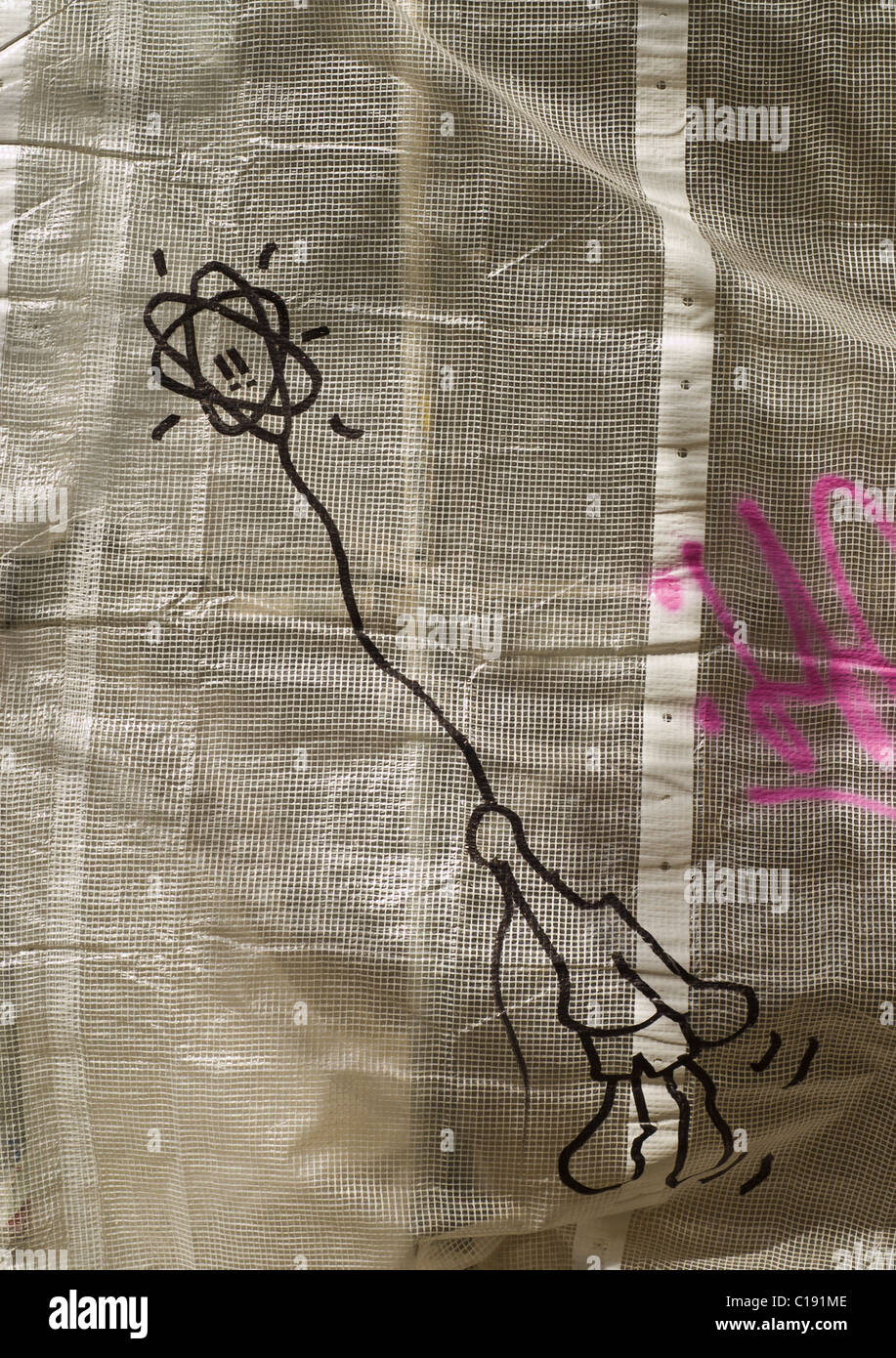 Creative graffiti sur un échafaudage de draps dans une rue de Berlin Banque D'Images
