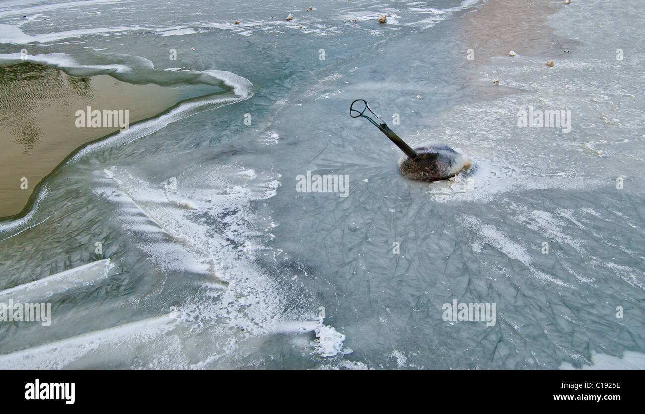 Une bouée est pris dans la glace sur la mer gelée Banque D'Images