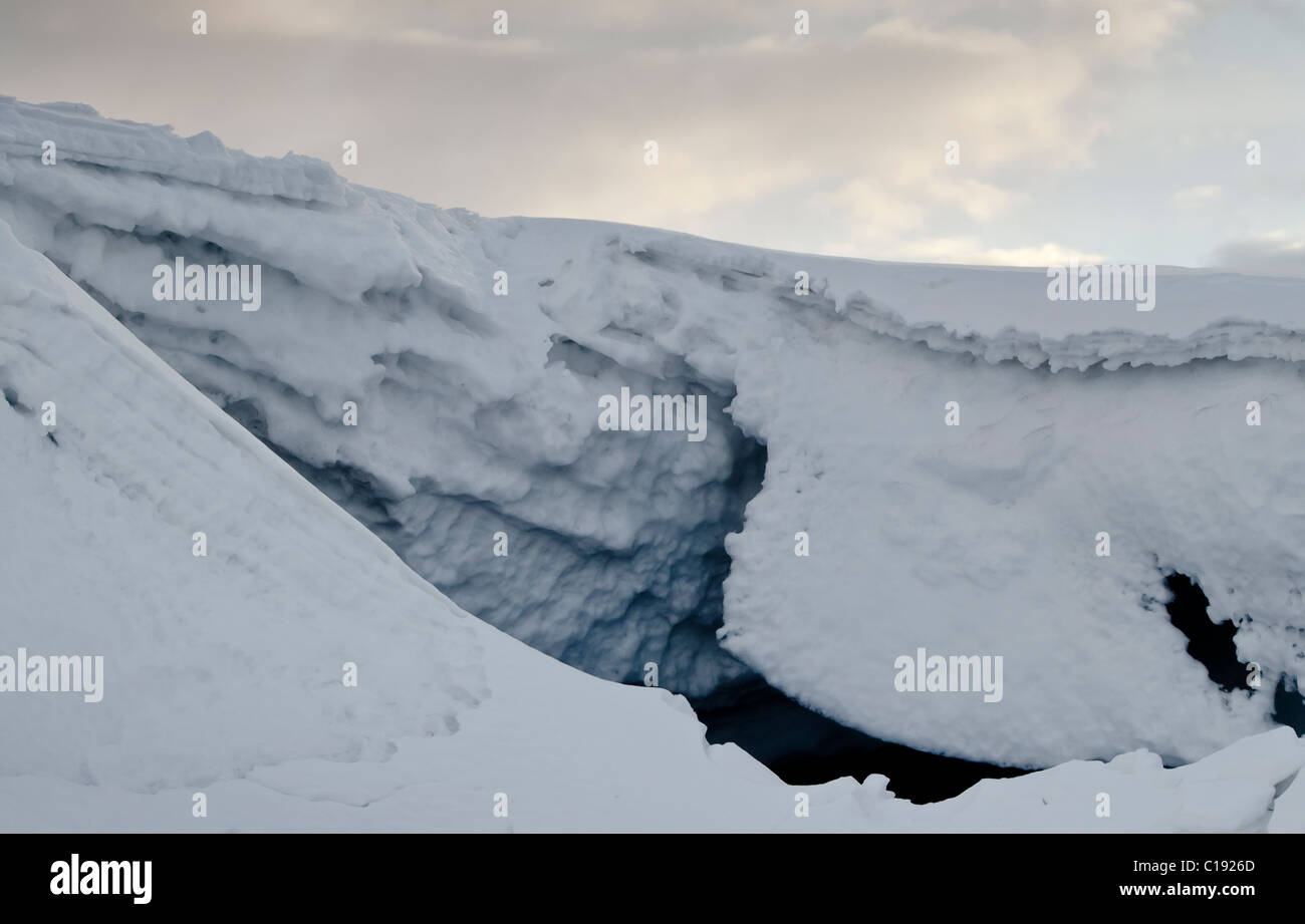 Les étranges formations sur le bord d'un couvert de neige d'altitude Banque D'Images