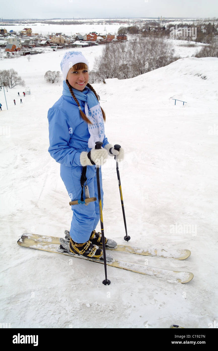 Mountain, skieur, girl, sports, skis, randonnée, ski de montagne, les coûts, le socle, vêtements, neige, saison, belle et jeune, hiver, O Banque D'Images