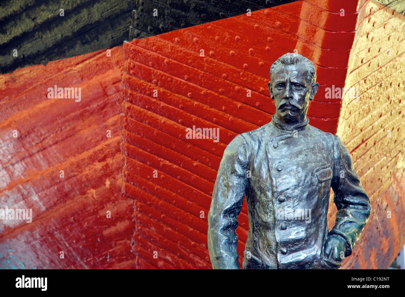 Statue en bronze de Roald Amundsen en face d'expédition polaire Fram, navire Musée, Frammuseet, Bygdoy, Oslo, Norvège, Europe Banque D'Images