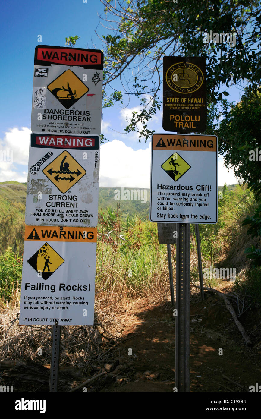 Signes d'en face de la descente vers la Vallée de Pololu en baie et du sentier de la Vallée de Pololu, Autoroute 270, North Kohala Coast Banque D'Images
