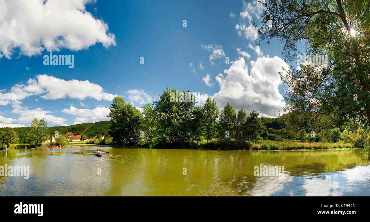 Photo de paysage près de la rivière l'Altmuehl Hammermuehle ou broyeur à marteau près de Solnhofen dans le Parc Naturel Altmuehltal Banque D'Images