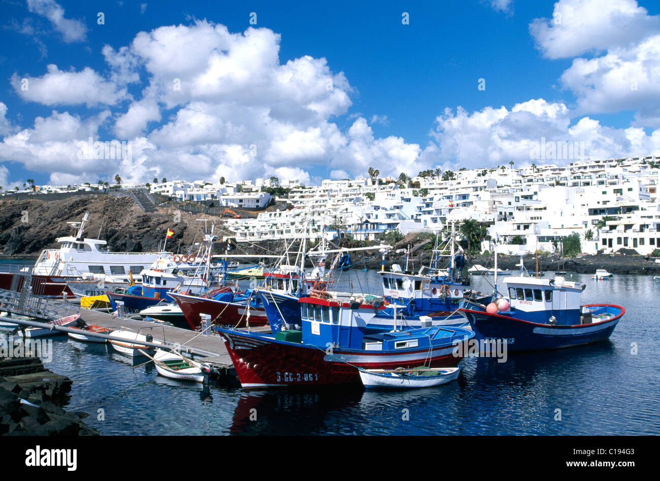 Bateau de pêche dans le port de Puerto del Carmen, Lanzarote, Canary Islands, Spain, Europe Banque D'Images