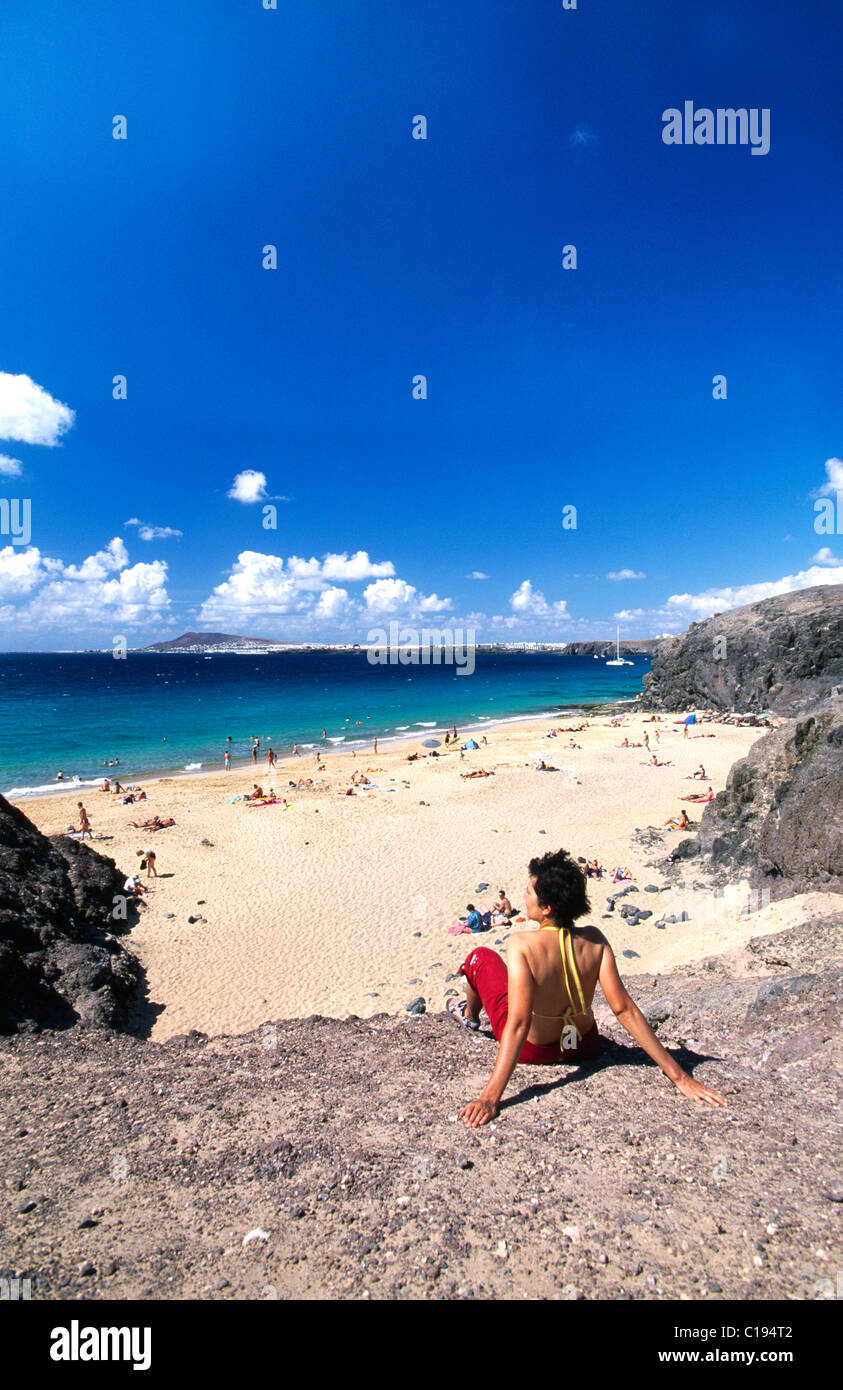 Woman gazing sur Playa Papagaya, Lanzarote, Canary Islands, Spain, Europe Banque D'Images
