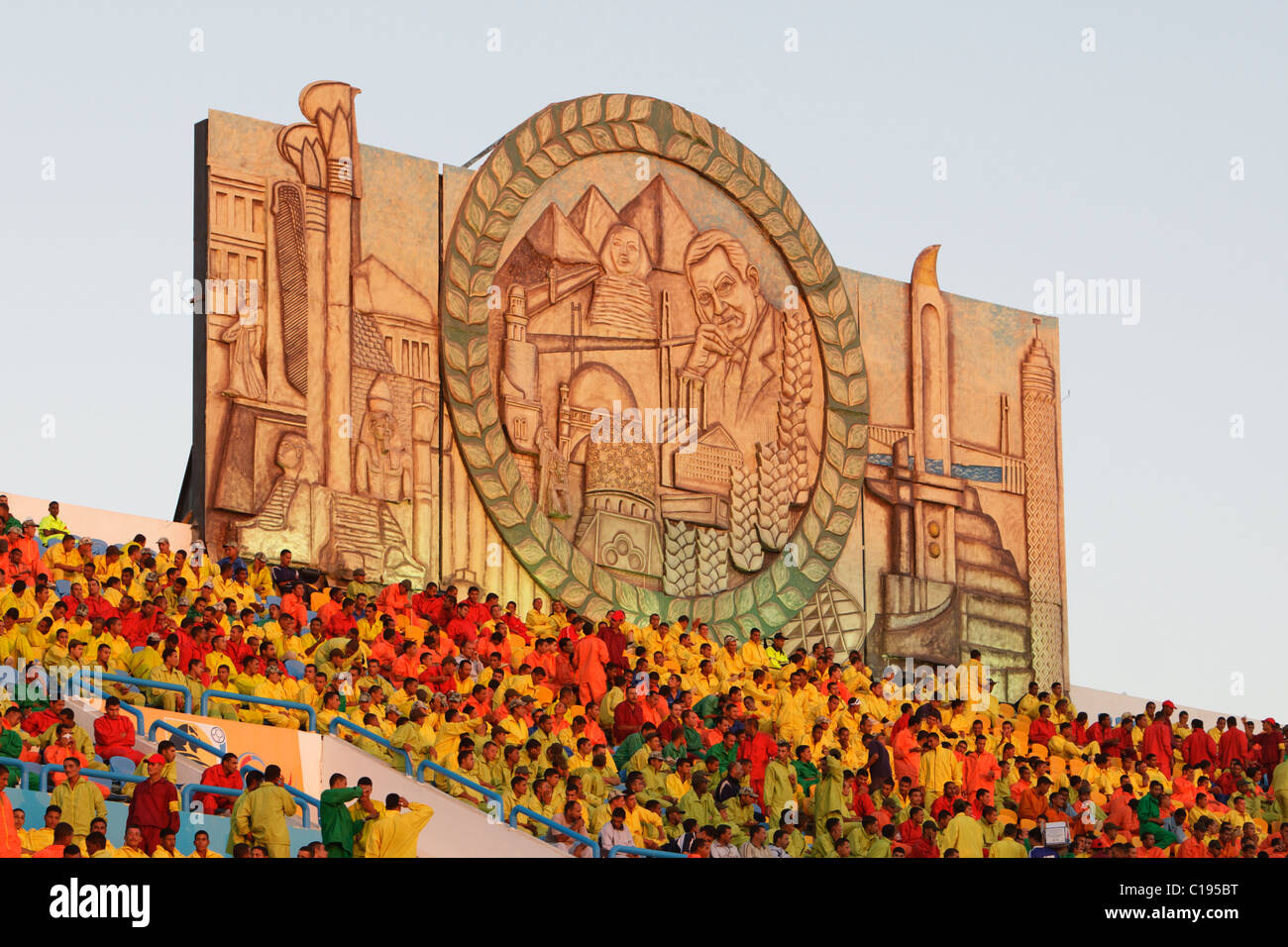 Vue générale des spectateurs et à thème égyptien relief sculptural à Ismaïlia Stadium avant un 2009 FIFA U-20 World Cup Match. Banque D'Images