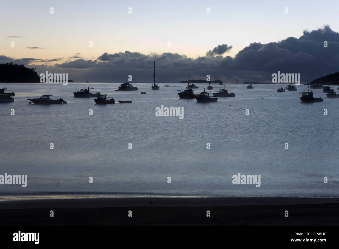 Bateaux dans le gris du matin, Halfmoon Bay, Steward Island, New Zealand Banque D'Images
