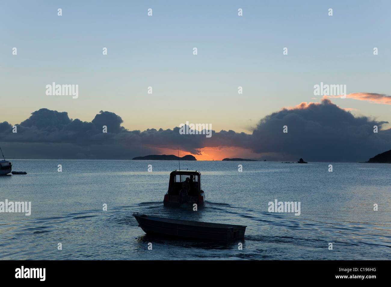 Bateau de pêche au lever du soleil, Halfmoon Bay, Steward Island, New Zealand Banque D'Images